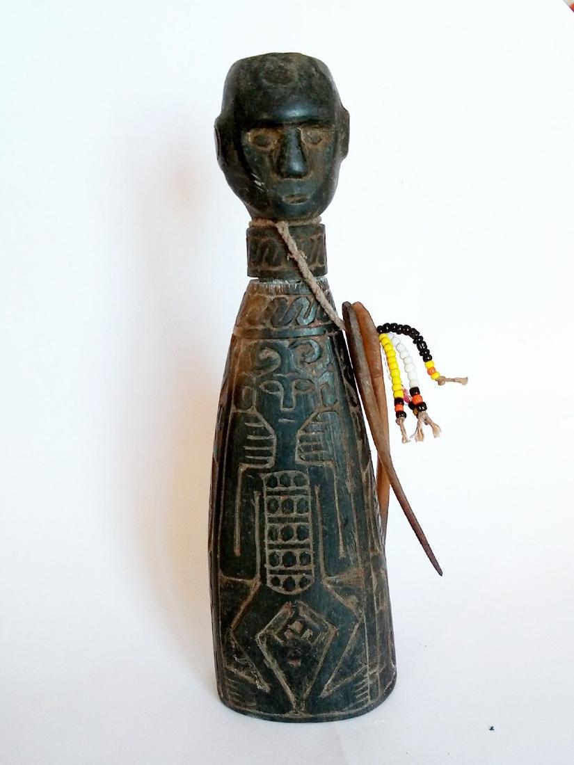 Antropomorphic Container Atoni West Timor Indonesia: Antropomorphic container with scratcher - Atoni - West Timor, Indonesia DIMENSIONS: cm 15 (inches: 6") DESCRIPTION: Lovely container made of a single buffalo horn with the stopper carved as a head, th