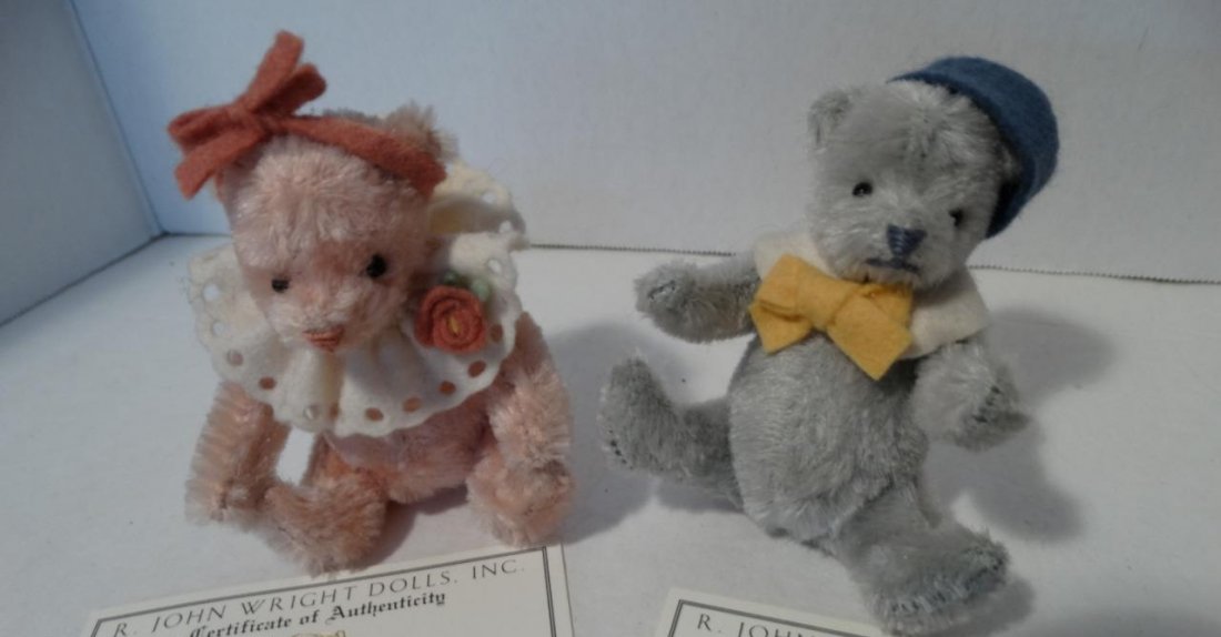 R. John Wright 2004 Bitty Bears Pinkie and Baby Blue: R. JOHN WRIGHT 2004 BITTY BEARS PINKIE AND BABY BLUE COA' MATCHING TAGS 240 /350 R. JOHN WRIGHT 2004 BITTY BEARS PINKIE AND BABY BLUE COA' MATCHING TAGS 240 /350 Please note that this lot has a confid