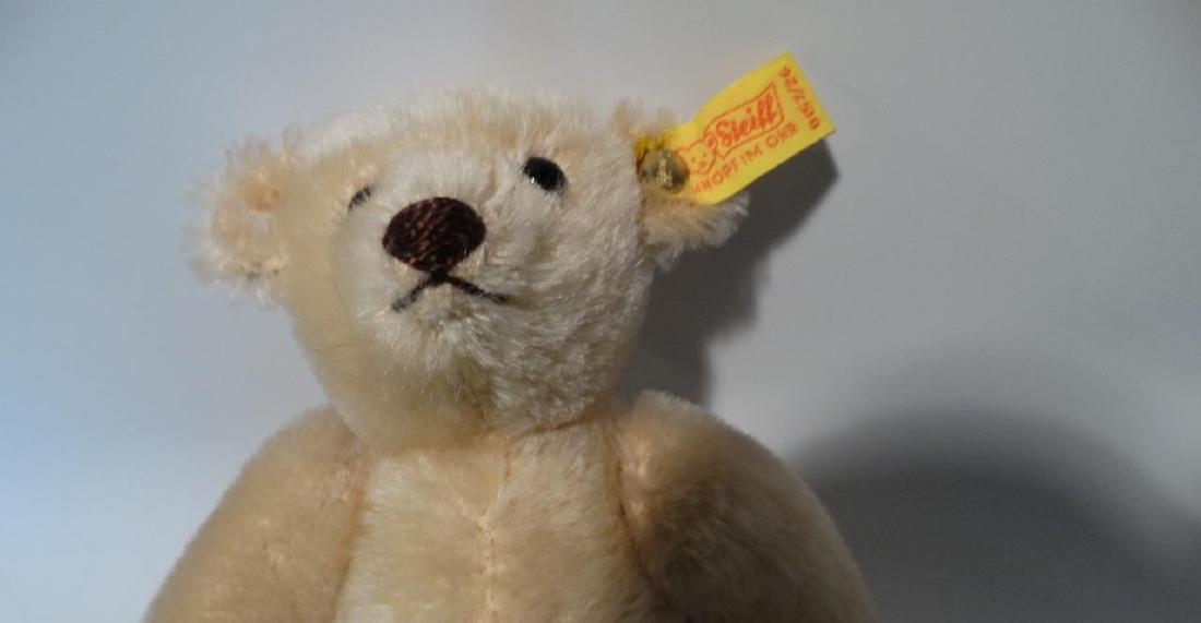 1984 Steiff Cream Teddy 0157/26 Margaret Strong Museum: 1984 STEIFF CREAM TEDDY 0157/26 MARGARET STRONG MUSEUM 26cm 10 INCHES SIGNED 1984 STEIFF CREAM TEDDY 0157/26 MARGARET STRONG MUSEUM 26cm 10 INCHES SIGNED Please note that this lot has a confidential r