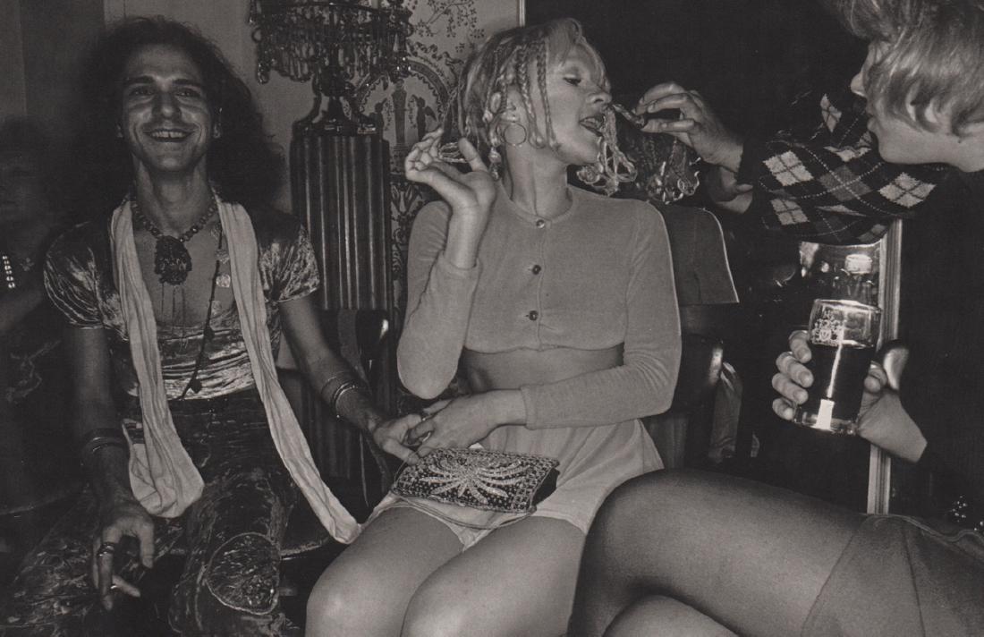 LEE FRIEDLANDER - New York City, 1971: Artist: LEE FRIEDLANDER Print Title: New York City, 1971 Medium: Photo-Lithograph Printing Date: 1978 Printed in the USA Image Size: 8.5 X 5.5 inches Lee Friedlander (b. 1934) is an American photograp