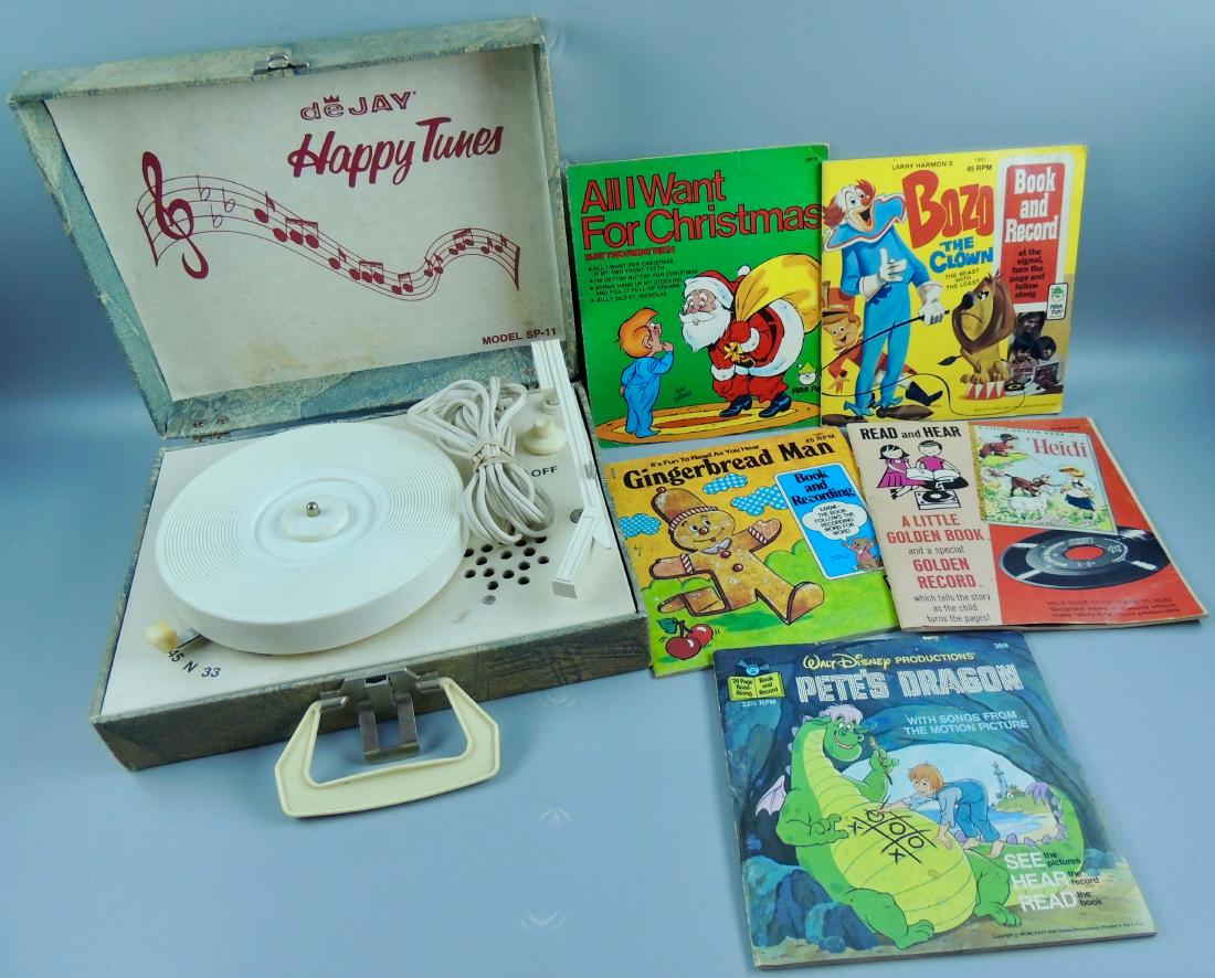 De Jay Happy Tunes Record Player, Model SP-11 w/ 5 Kids: Vintage De Jay Happy Tunes Record Player, Model SP-11 with 5 Kids 33 ½ and 45 RPM Records. Records included are: Peter Dragon (24 page read along Book & Record) Bozo The Clown, The Beast with the Lea