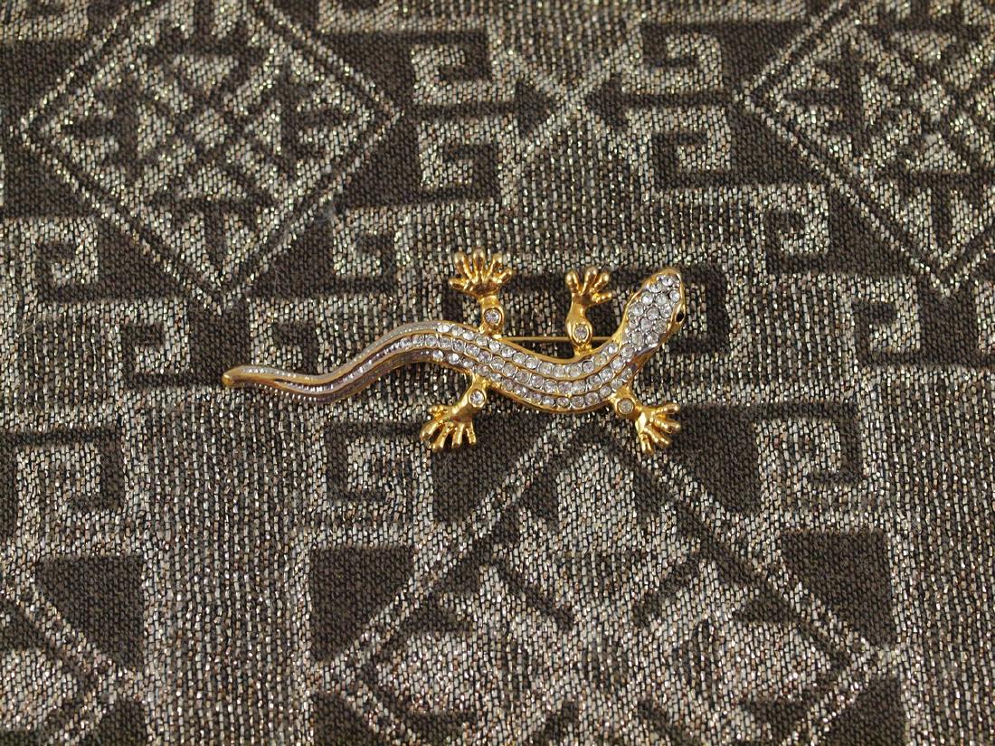 Vintage golden brooch decorated lizard 66 crystals (1 of 5)