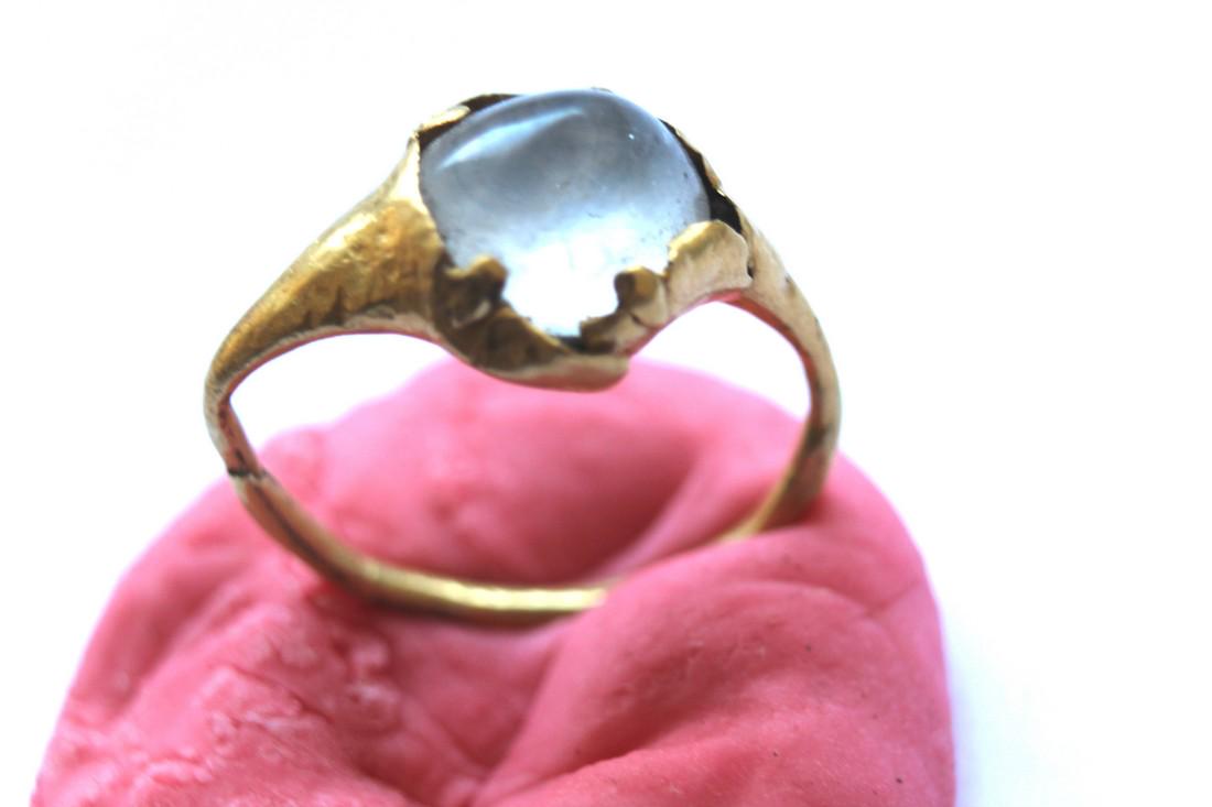 Ancient Roman Gold Ring With Crystal: Ancient roman gold ring with crystal Origin: Europe Period: 1st - 3rd Century A.D. Materials: gold,crystal Size: D17mm place of discovery - Ukraine, Ukrainian private collection Please note that this 