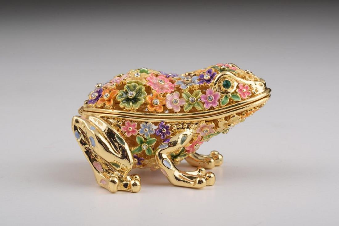 After Fabergé: Gold Frog with Colorful Flowers: Title: After Fabergé: Gold Frog with Colorful Flowers Trinketbox Maker: Keren Kopal Origin: Israël Date/Period: 2017 Materials: Metal alloy base Plated with 24K Gold or 925 Silver and Strass Crystal