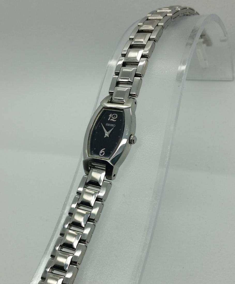 SEiKO ladies elegant wristwatch: Seiko ladies wristwatch - 2000s Japan quartz movement in good working order stianless steel case and bracelet case diameter: 17x22mm thickness: 5mm band/length : original bracelet will fit upto a max 