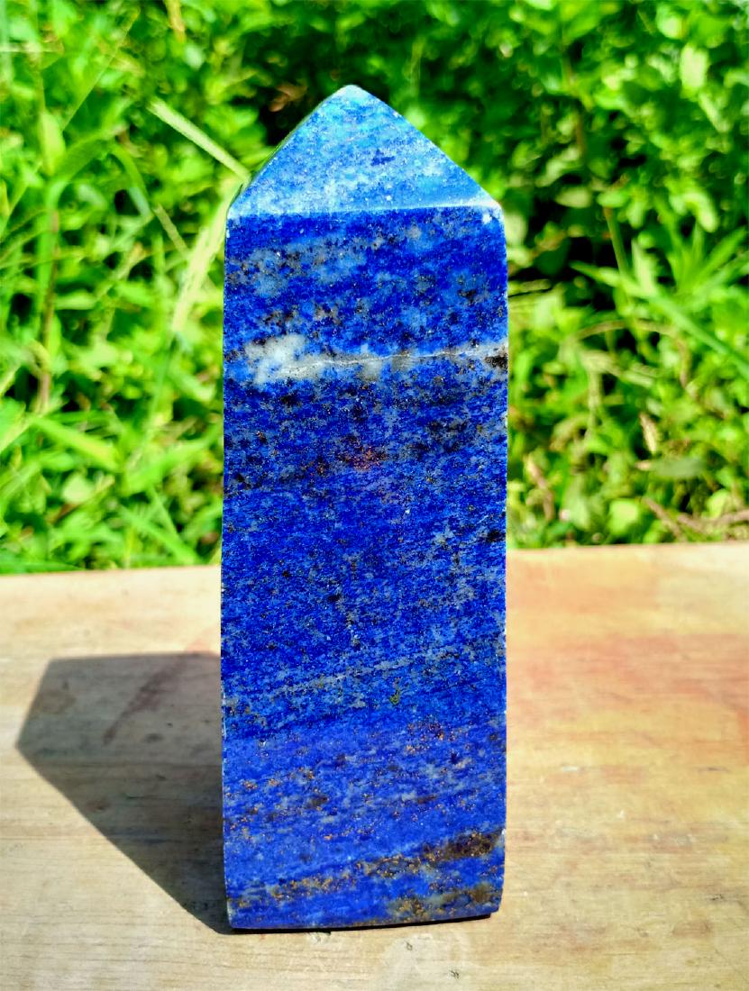 Beautiful Lapis Lazuli Obelisk: Title: Beautiful Lapis Lazuli Obelisk Treatment: Natural Gemstones: Lapis Lazuli Weight: 442 Gram Size/Dimensions: 110x42x40 mm Origin: Afghanistan No Reserve: This lot starts at $1 and has no reserve