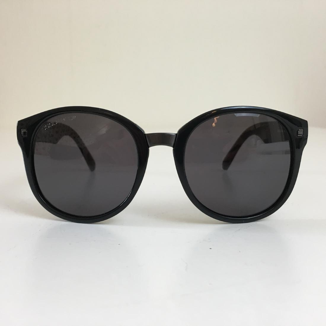 Dsquared2 – Unisex Sunglasses: Dsquared2 – Unisex Sunglasses Period: Modern Materials: Frame: acetate Size: – Temples length: 145 mm – Lenses diameter: 54 mm – Bridge width: 19 mm Color – Black Sunglasses – Frame: aceta