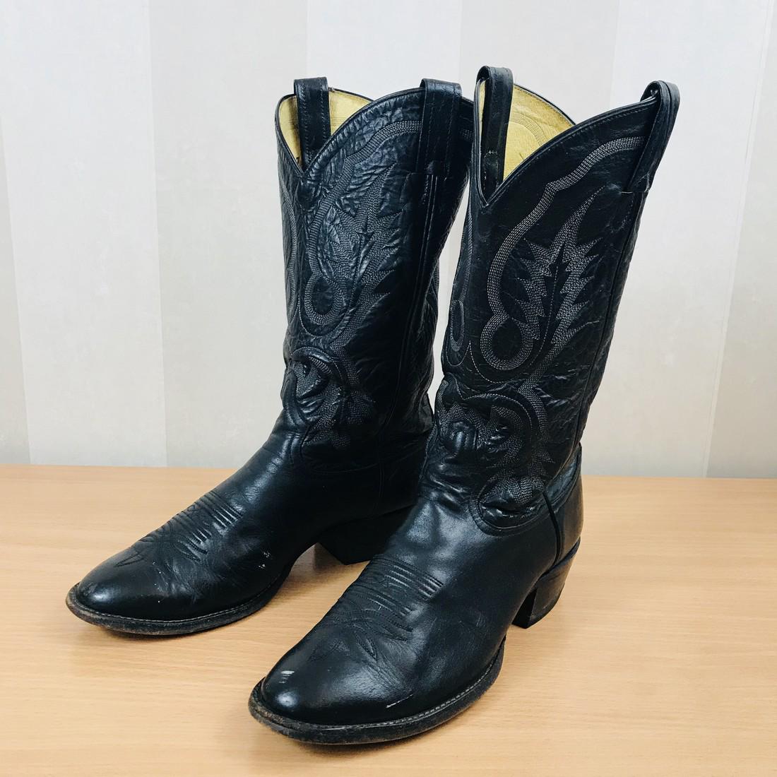 Men's Jony Lama Black Leather Cowboy Boots: Men's Jony Lama Black Leather Cowboy Boots Period: Vintage Materials: Leather Size: US 8.5 EUR 41 Please note that this lot has a confidential reserve. When you leave a bid in advance of the auction,
