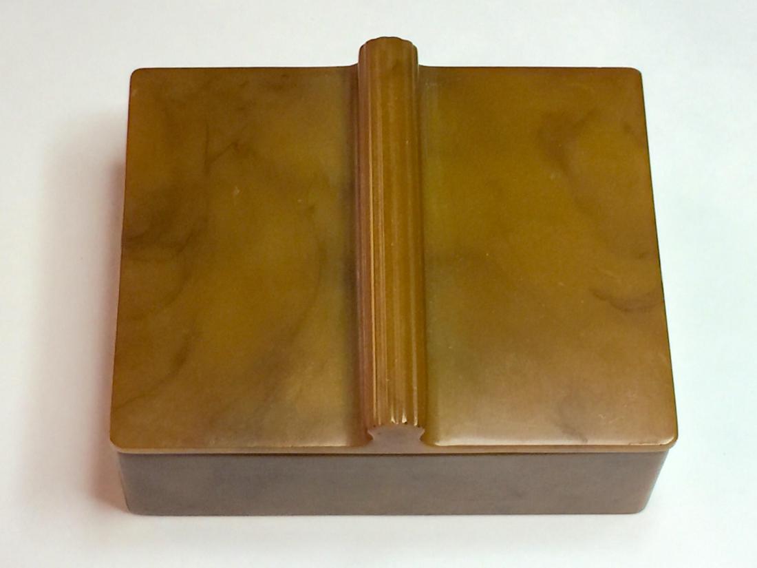 Butterscotch Bakelite Box with cover: Small trinket butterscotch bakelite box with art deco fluted handle on fitted cover Please note that this lot has a confidential reserve. When you leave a bid in advance of the auction, submit your ma