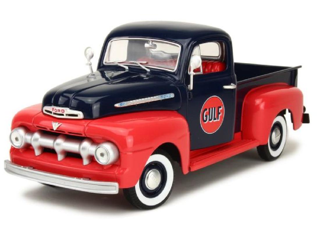 Greenlight 1:18 Ford F-1 Pick Up 1951: Beautiful scale model of an American icon and classic: the Ford F-1 Pick Up of the year 1951. This truck is produced by manufacturer Greenlight, in the scale 1:18! Both in real (scale 1:1) and in mini