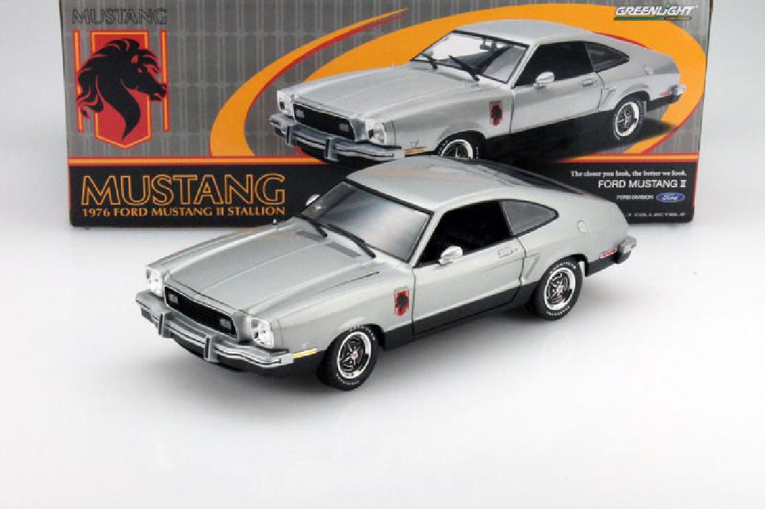 Greenlight 1:18 Ford Mustang II Stallion 1976: Beautiful scale model of an American icon and classic: the Ford Mustang II Stallion of the year 1976. This car is produced by manufacturer Greenlight, in the scale 1:18! Both in real (scale 1:1) and i