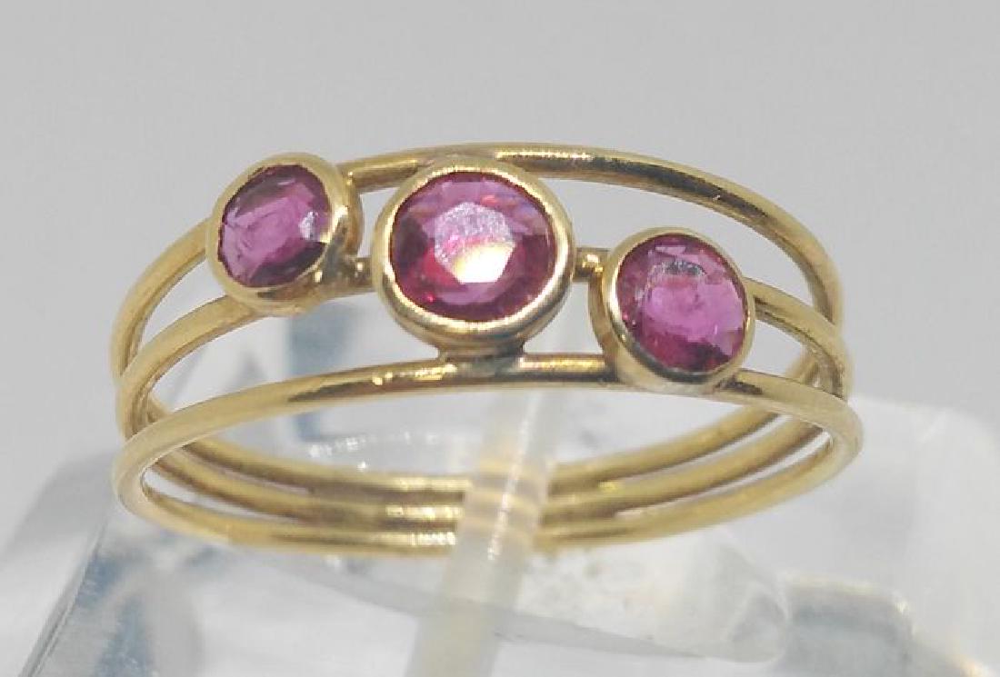 Gold 18 kt (750/1000) Gold ring – 0.40 ct rubies: Gold 18 kt (750/1000) Gold ring – 0.40 ct rubies "18 kt gold. Weight: 1.5 g. Inner measurement: 17mm. 3 rubies of 0.40 ct in total approx. Precious stones are commonly treated to improve their colou