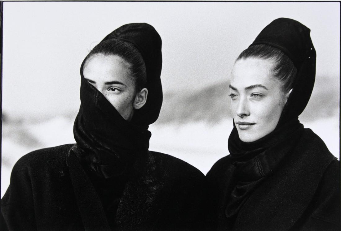 PETER LINDBERGH - Tatjana Patitz and Linda Spierrings: Artist: Peter Lindbergh Title: Tatjana Patitz and Linda Spierrings for Azzedine Alaia Date Printed: 1999 Medium: Photogravure Printer Location: Printed in Germany in 1999 Size: 25.5 x 37.5 cm - 10.04