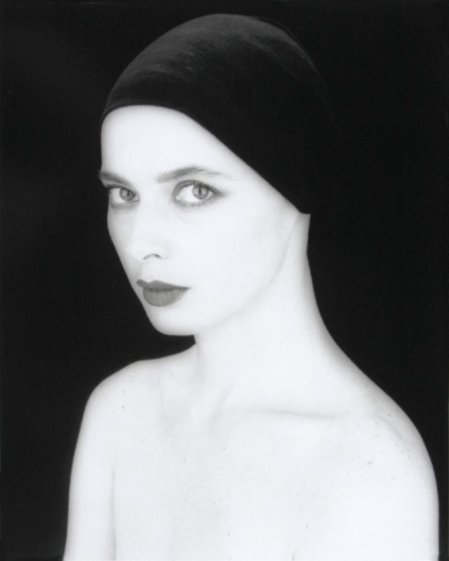 ROBERT MAPPLETHORPE - Portrait Isabella Rossellini,: Artist: Robert Mapplethorpe Title: Portrait Isabella Rossellini, 1988 Date Printed: 1999 Medium: Photogravure Printer Location: Printed in Germany in 1999 Size: 26.5 x 33 cm - 10.43 x 13 inch Mount Si
