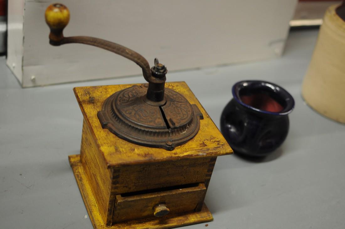 Antique Coffee grinder: Antique Coffee grinder with drawer 19th/20th century Wood and iron h.11" Please note that this lot has a confidential reserve. When you leave a bid in advance of the auction, submit your maximum. The 