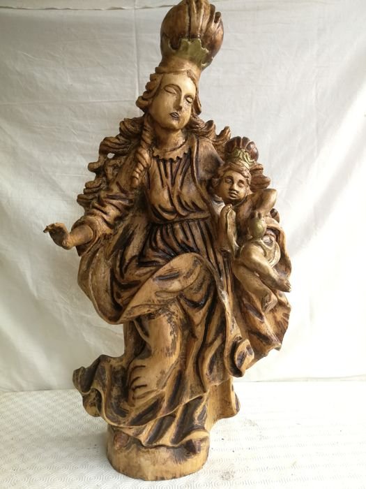 Large wooden sculpture of Madonna and Child: Item: Large wooden sculpture of Madonna and Child Origin: Italy Date/Period: first 900 Materials: Beech wood Dimensions: Measures height cm height 72 cm, 42x23 cm Ancient and Great sculpture of Madonn