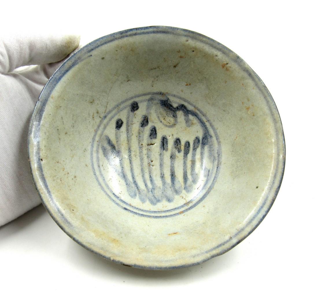 Ancient Chinese Ming Dynasty Bowl with Floral Patterns: Item: Ancient Chinese Ming Dynasty Bowl with Floral Patterns Date: Circa 1368–1644ad Material: Porcelain Dimensions: 131x50mm; 173grams Superb Ancient Chinese Ming Dynasty Porcelain Bowl with Floral
