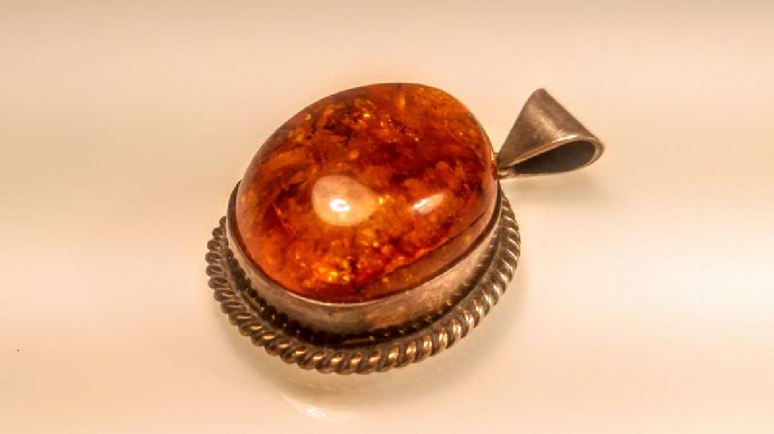 Silver 925 and 100% genuine Baltic amber pendant, 30: Title: Silver 925 and 100% genuine Baltic amber pendant, 30 grams Carat Weights: 30 gm Size/Dimensions: Diameter 4 cm 100% Genuine Baltic Amber from Yantarny, Russia. Solid amber, made of monolithic s