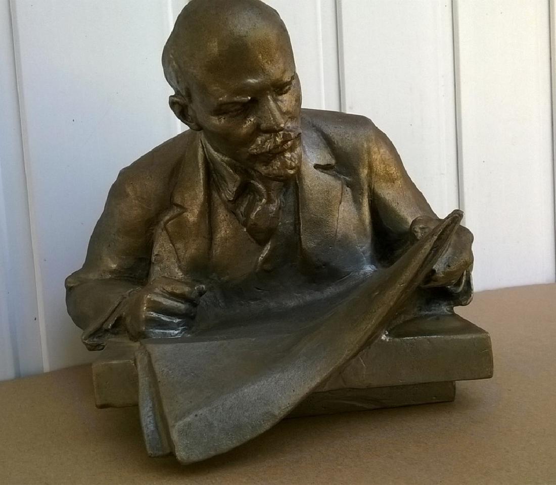 Sculpture - Lenin reads the newspaper (1 of 10)
