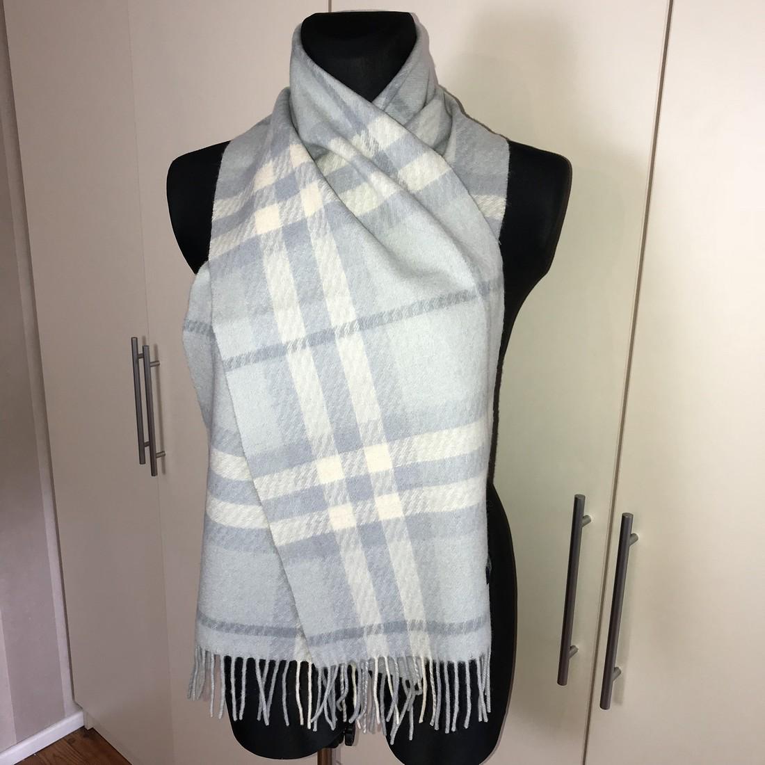 Burberry 100% Lambswool Blue Scarf: Burberry 100% Lambswool Blue Scarf Vintage 100% Lambswool Measurements-Length – 170 cm-Width – 31 cm Please note that this lot has a confidential reserve. When you leave a bid in advance of the au