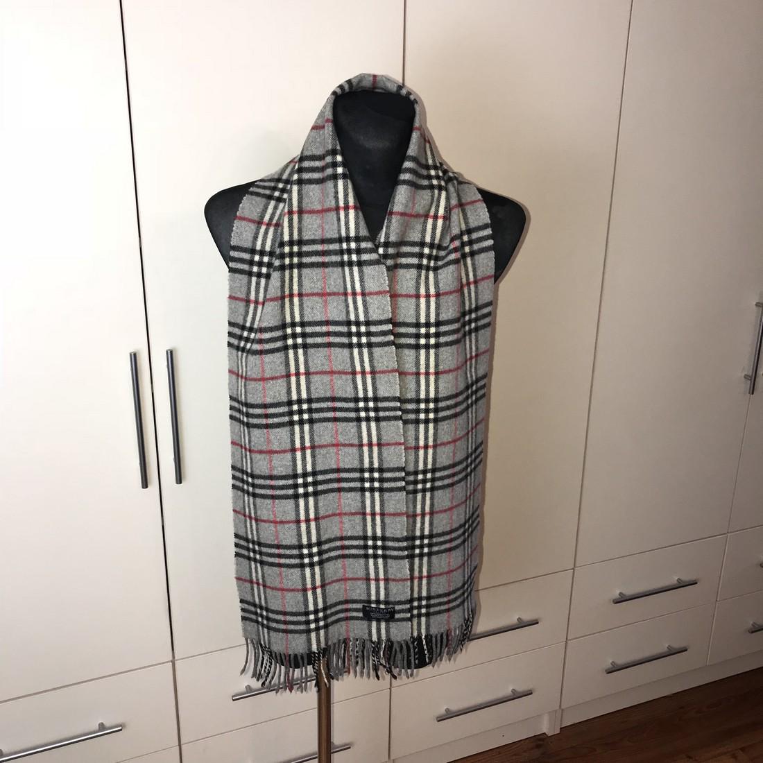 Burberry 100% Lambswool Scarf: Burberry 100% Lambswool Scarf Vintage 100% Lambswool -Length – 186 cm-Width – 28 cm Please note that this lot has a confidential reserve. When you leave a bid in advance of the auction, submit you