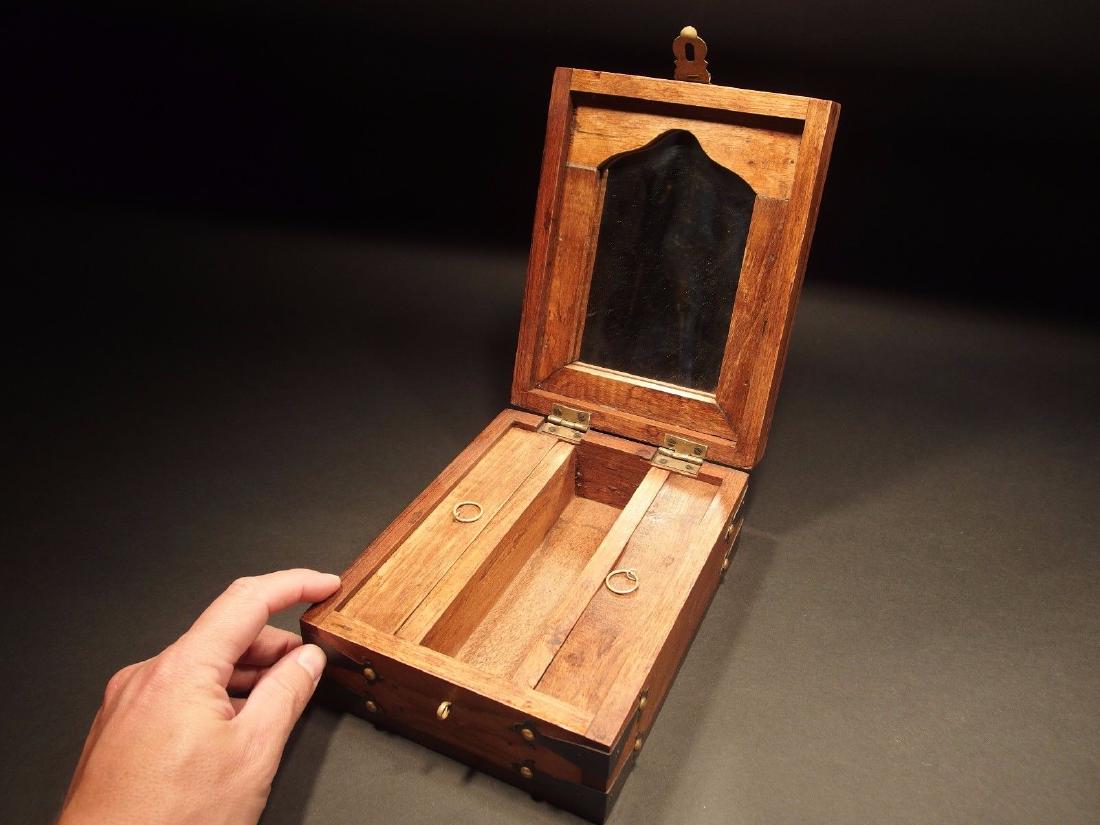 19th C Style Campaign Shaving Travel Dressing Box kit: Antique Vintage 19th C Style Campaign Shaving Travel Dressing Box kit set Description 8" Long x 6 1/8" Wide 3 3/8" High Beautiful and creative reproduction collectors campaign shaving box. This neat l