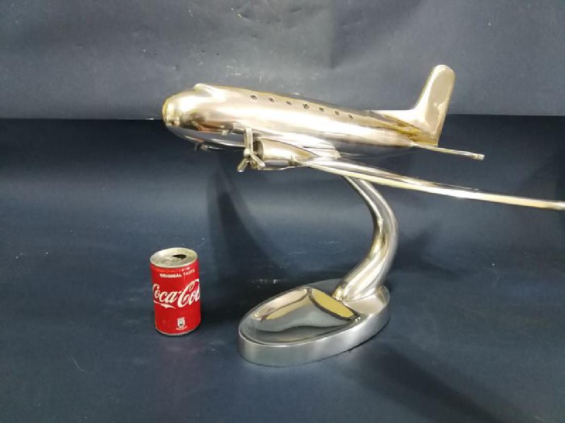 Old model of a twin-engine plane (1 of 10)