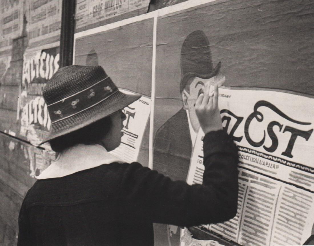 KERTESZ - Elizabeth Drawing on a Poster,1920: Artist: KERTESZ Print Title: Elizabeth Drawing on a Poster,1920 Medium: Duotone Photoengraving Printed 1982 in Switzerland Image size (inches) approx. 5 x 7” Andre Kertesz (1894-1985) born Kertesz