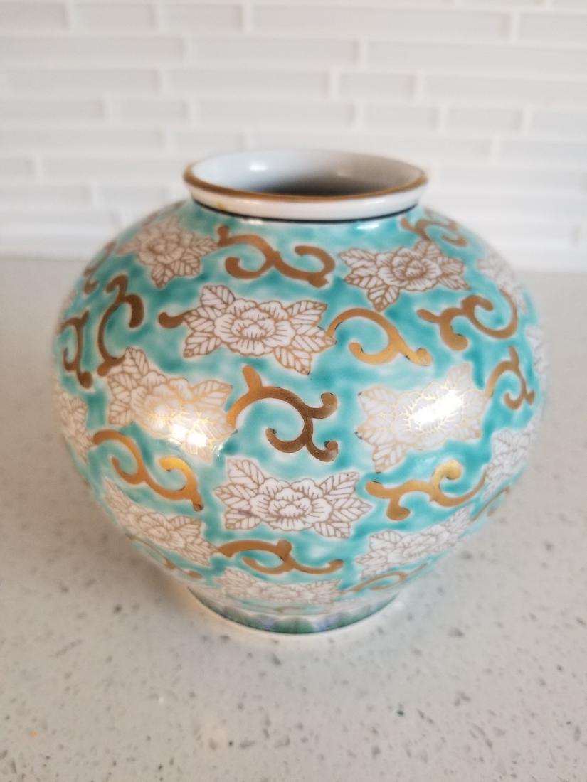 Antique Japanes Imari Gold Vase: Title: Antique Japanes Imari Gold Vase Origin: Japan Date: 1945 - occupied Japan Materials: Porcelain Size: 5 x 5 inches Rare find "Gold Imari Handpainted" One of a kind floral design Please note that