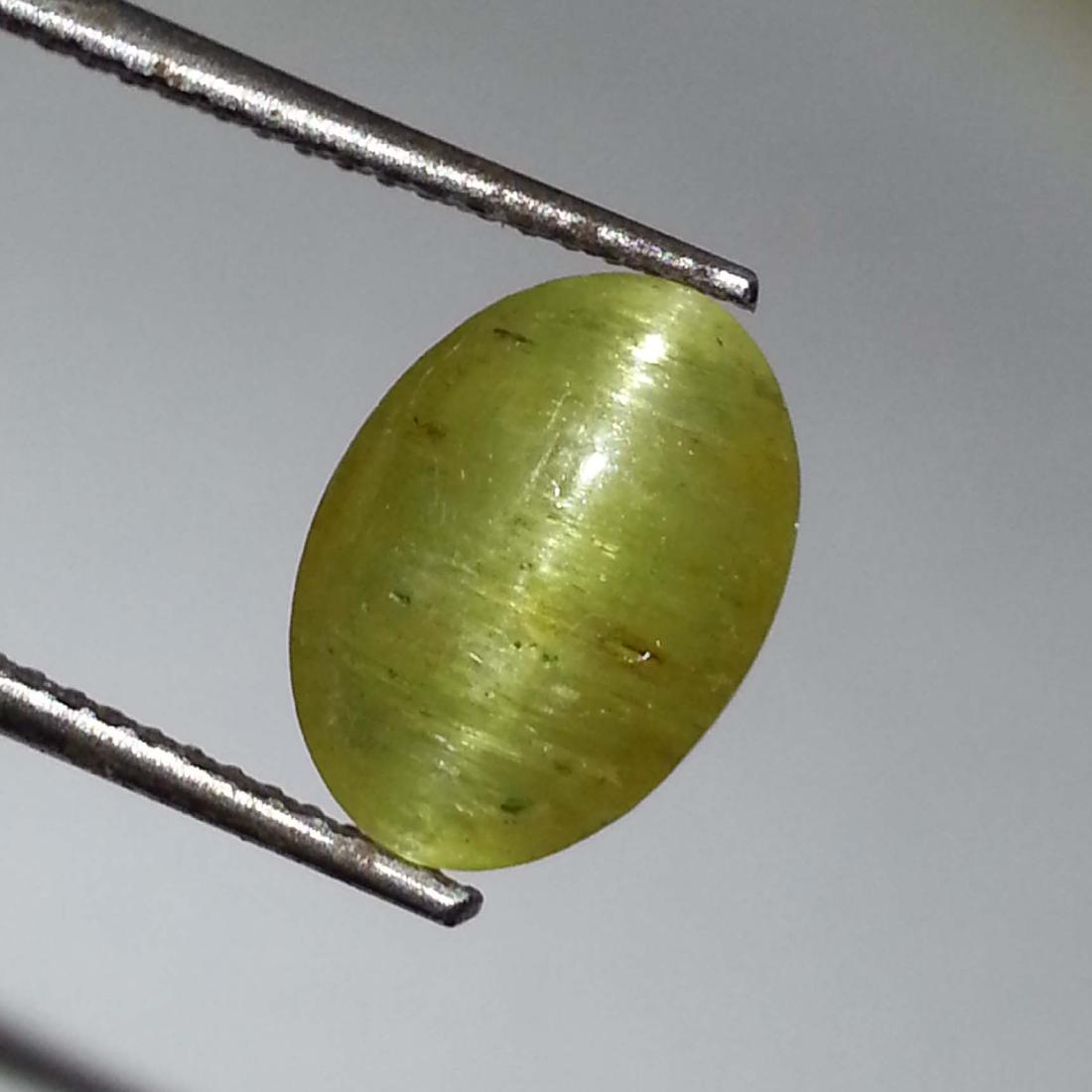 Apatite cat's Eye - 4.03 ct: Item: Apatite cat's Eye - 4.03 ct Loose gemstone Color/Clarity: Semi -Transparent Carat Weight: 4.03 Size (mm)11.10 x 8.10 x 5.50 Oval - Jharkhand No Reserve: This lot starts at $1 and has no reserve 