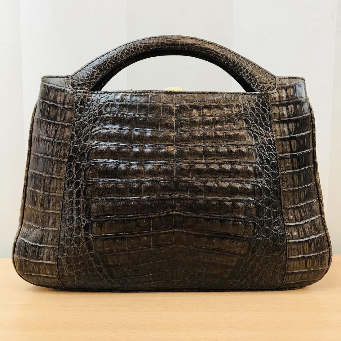Vintage Crocodile Leather Handbag Shoulder Bag: Vintage Crocodile Leather Handbag Shoulder Bag Date/Period: Vintage Material: Crocodile Leather Size: Measurements (Inches) Length: 12.5 Height: 8.5 Please note that this lot has a confidential reserv