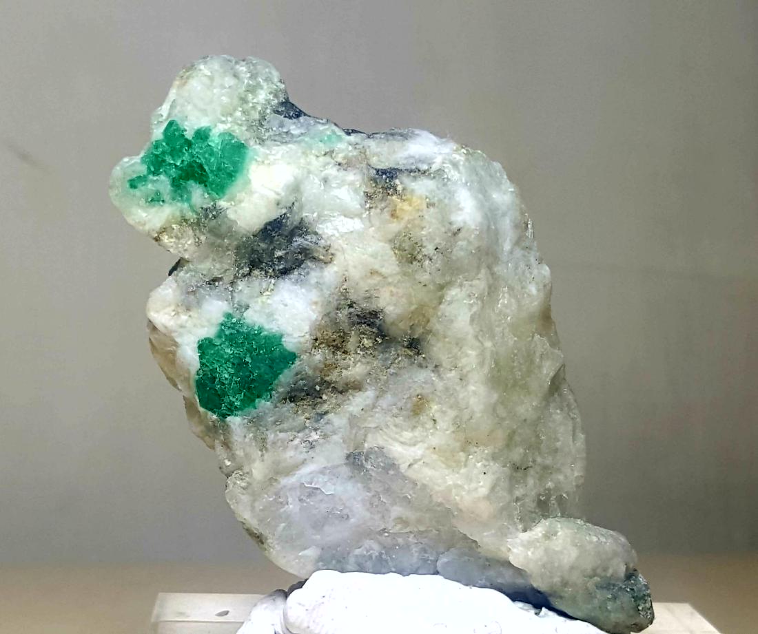 53.5 GRAMS BEAUTIFUL NAURAL EMERALD MINERAL FROM SWAT (1 of 5)
