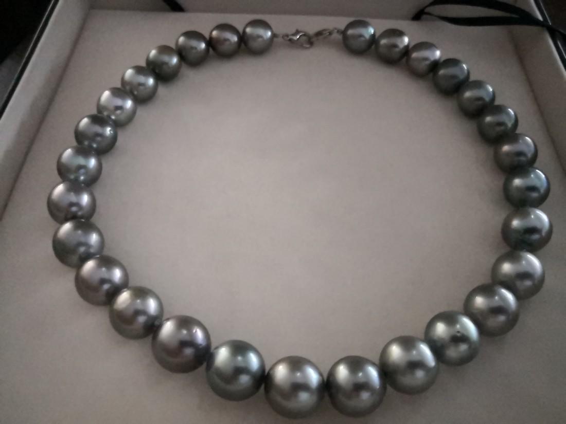 Tahitian South Sea Pearls necklace 29 round pearls: Item: Tahitian South Sea Pearls necklace 29 round pearls 14-15 mm natural color and luster Metal Purity: 925 mls silver clasp Gemstones: South Sea Pearls Size: 45 cm Additional Information: Fedex ship