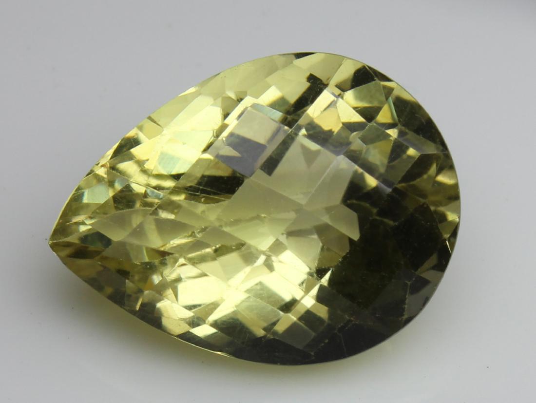 15.25 Ct Natural Green Gold Lemon Quartz: Gemstone : Natural Lemon Quartz Origin: Brazil Weight: 15.25 Ct Dimensions: 19.814.7x11.1 mm Shape: Pear Cut Colour: Yellowish Green Transparency: transparent Clarity: No visible Inclusion No Reserve: