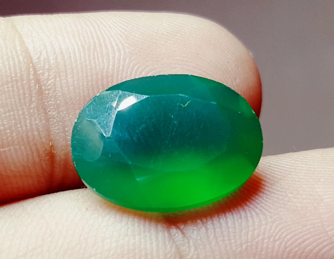 SUPREME QUALITY NATURAL DEEP GREEN NATURAL CHALCEDONY: Item: SUPREME QUALITY NATURAL DEEP GREEN NATURAL CHALCEDONY Origin: AFGHANISTAN Weight: 9 CARAT No Reserve: This lot starts at $1 and has no reserve as a courtesy so that collectors can determine the