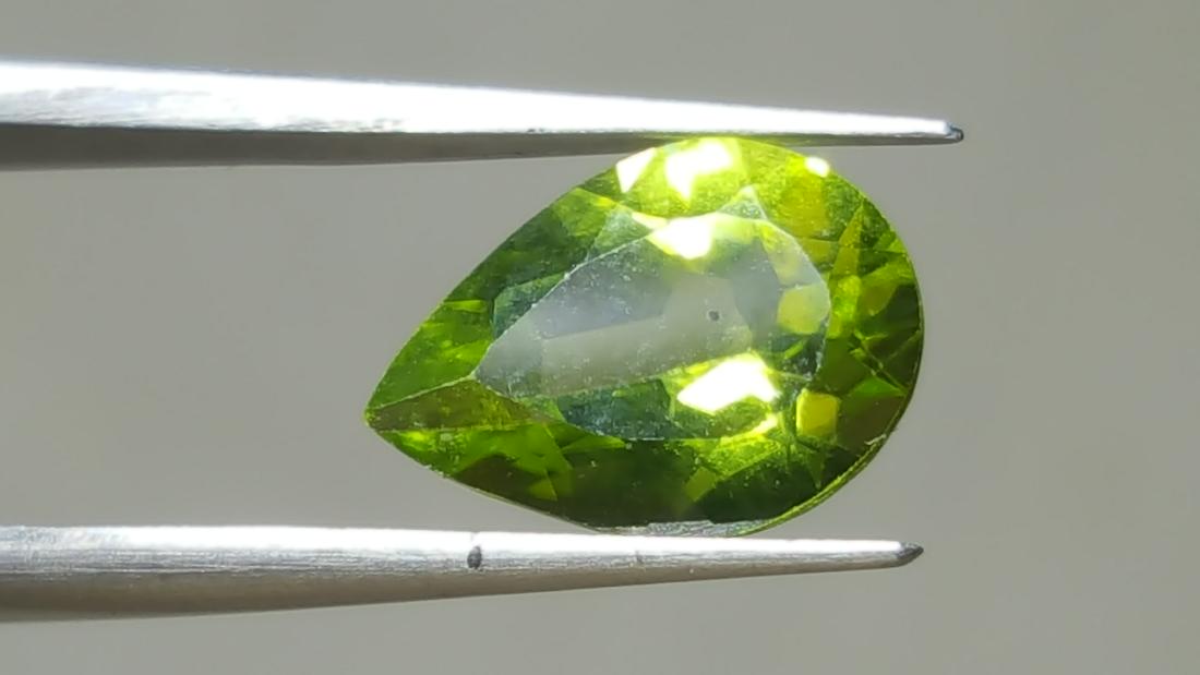 NATURAL PEAR SHAPE PERIDOT (1 of 5)