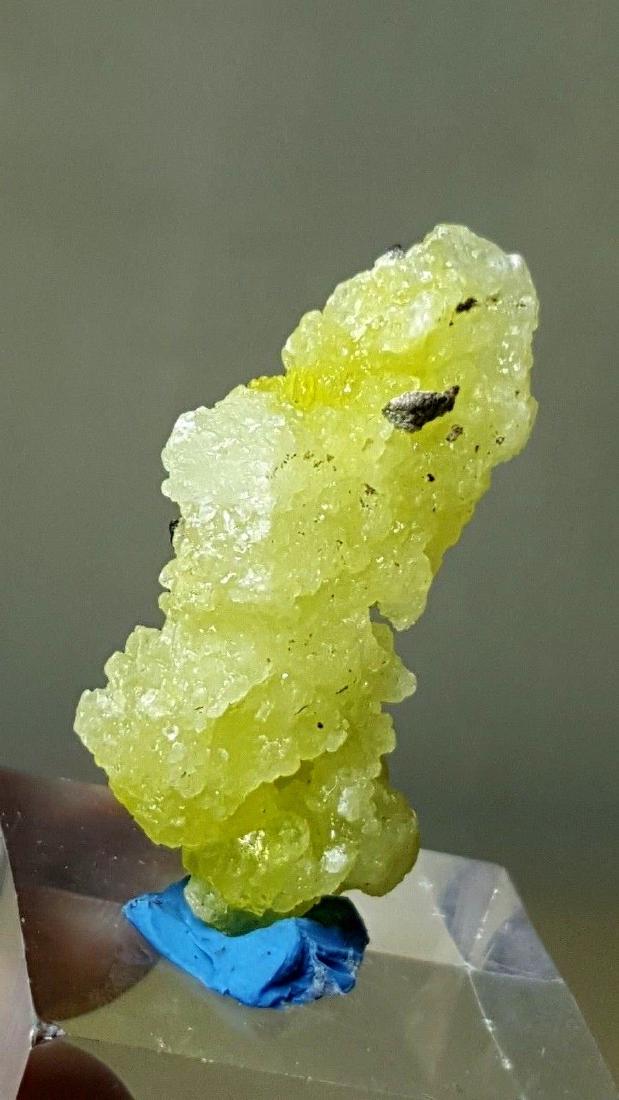 39 Carat Rare Mineral Lemon Yellow Brucite From: Title: 39 Carat Rare Mineral Lemon Yellow Brucite From Balochistan Origin: AFGHANISTAN Weight: 39 CARATS No Reserve: This lot starts at $1 and has no reserve as a courtesy so that collectors can deter