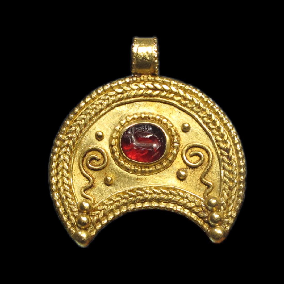 Roman Gold and Garnet Intaglio Lunar Crescent Pendant,: Roman Gold and Garnet Intaglio Lunar Crescent Pendant, c. 1st-2nd Century A.D. Gold lunar crescentic pendant, representing the goddess Luna. Of very fine work with beaded frame and granulation. The ce
