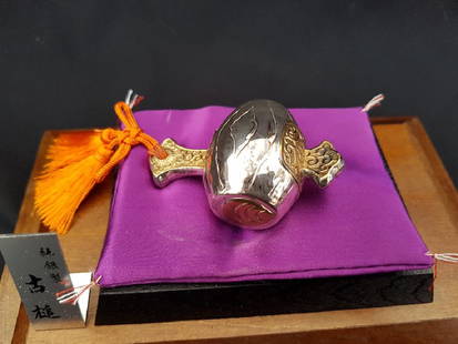 Very nice Japanese Silver plated lucky hamer: Item: Very nice Japanese Silver plated lucky hamerOrigin: JapaneseDate: 1930/1940Materials: SilverSize: Hammeris 10 cm x 3cm class case is 20x10x20xcm Very nice Japanese Silver plated lucky hamer in