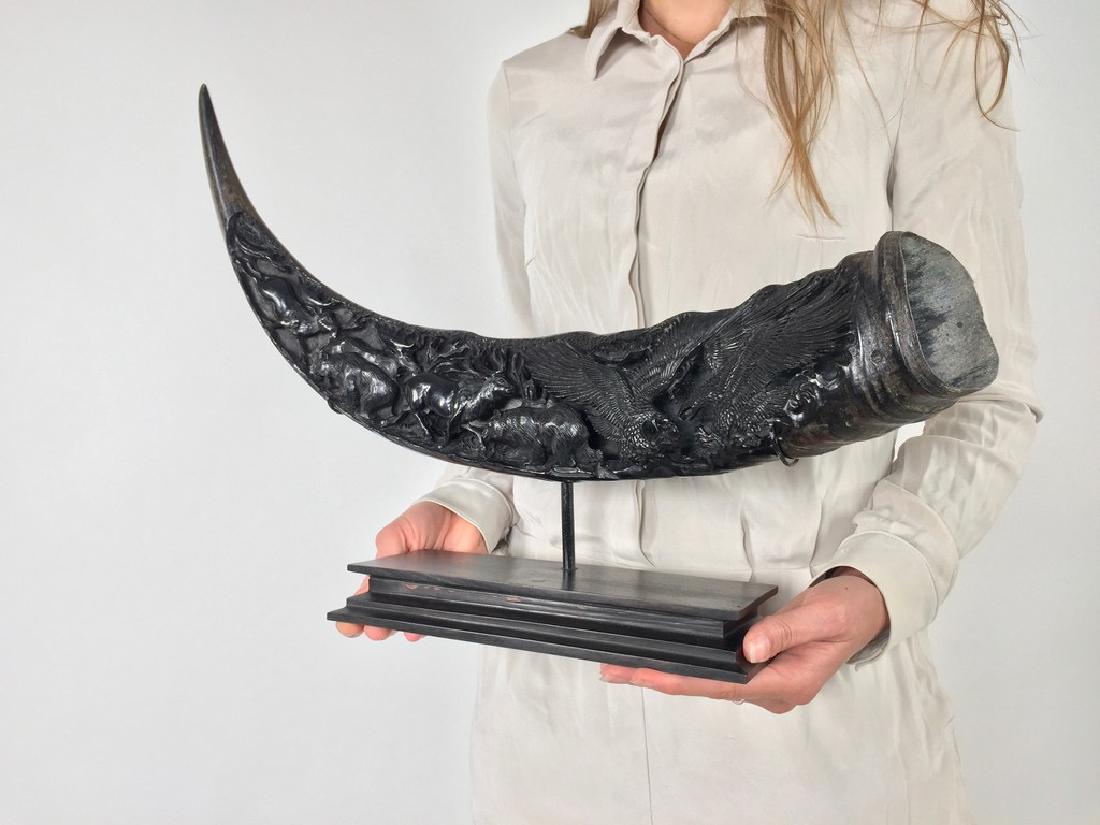 Finely Engraved horn of a water buffalo with American: Finely Engraved horn of a water buffalo with American Wildlife scene Design: Jake Richmond Indonesia 2016 Horn, Wood Height including stand 34cm / 13.4 inches, width 49cm / 19.3 inches A very impressi