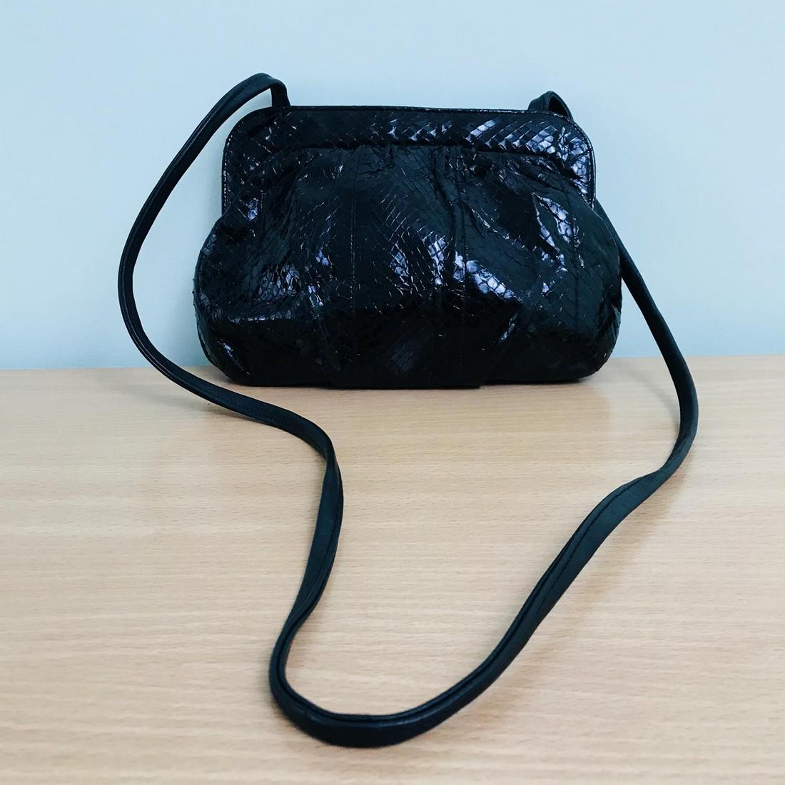 Vintage Snake Skin Small Shoulder Bag: Vintage Snake Skin Small Shoulder Bag Vintage Snake Skin Measurements (Inches) Length: 10.5 Height: 7 Please note that this lot has a confidential reserve. When you leave a bid in advance of the aucti
