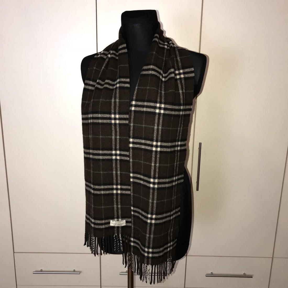 Burberry 52% Lambswool 43% Merino Wool 5% Cashmere (1 of 6)