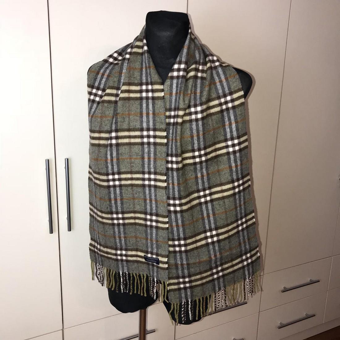 Burberry 100% Lambswool Scarf: Burberry 100% Lambswool Scarf Vintage 100% Lambswool -Length – 176 cm -Width – 30 cm Please note that this lot has a confidential reserve. When you leave a bid in advance of the auction, submit yo