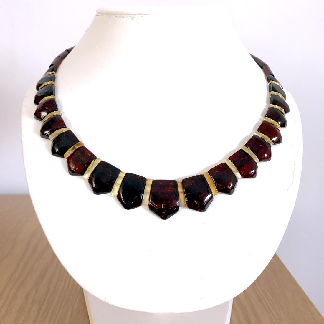 Wide collar Baltic amber necklace cherry&lemon 21mm: Item: Wide collar Baltic amber necklace cherry&lemon 21mm 48cm 18.69 grams Weight: 18.69 grams Size: 21mm x 48 cm Additional Information: colour: cherr and lemon Please note that this lot has a confid