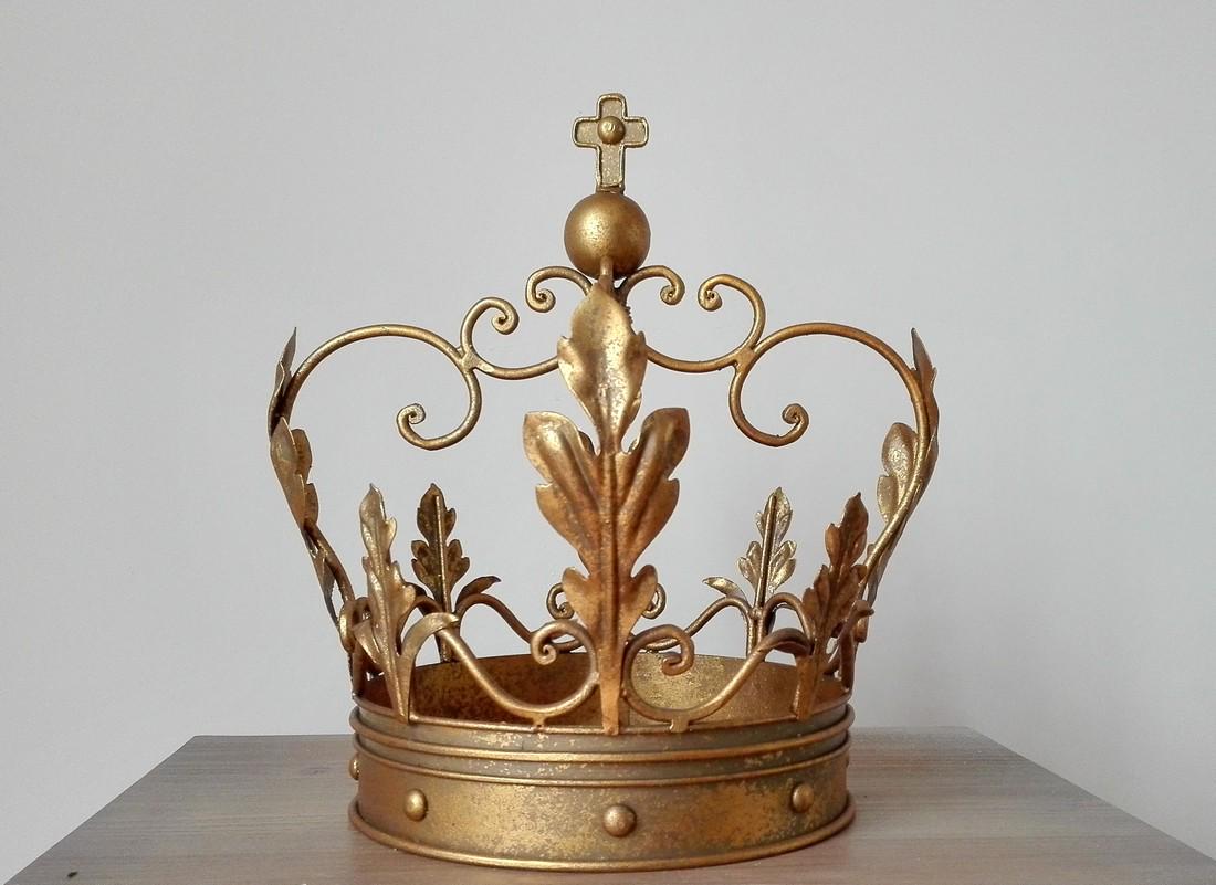 Beautiful decorative crown (1 of 5)