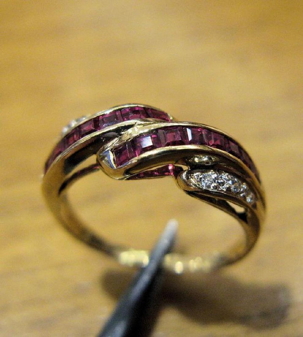 18 kt yellow gold ring with 2 rows of carré cut rubies (1 of 5)