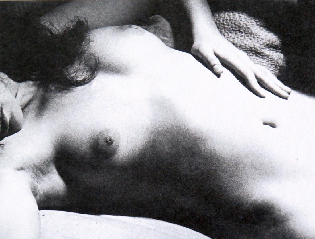 MAN RAY - Sans Titre (nu Femminin): Artist: Man Ray Title: Sans Titre (nu Femminin) Date Printed: 1984 Medium: Duotone Photoengraving on uncoated Paper Printer Location: Printed in France 20 x 25 cm - 8 x 10 inches Man Ray, original nam