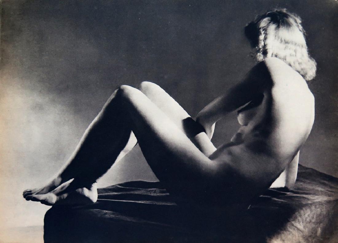 JEANNE ROBERT. - Vintage Nude Print: Artist: Jeanne Robert. Title: Vintage Nude Print Date Printed: 1948 Medium: Heliogravure Printer Location: Théo Brugière - Paris 24.5 x 34 cm - 9.5 x 13.5 Inches Please note that this lot has a conf