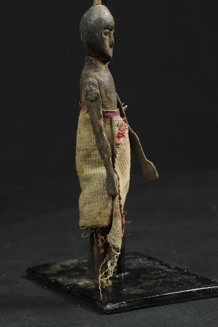 Timor puppet: Timor puppet cm 17x3 (inches 6.6") weight: 30 g On offer is an old traditional Timorese puppet, made of wood and tissue, with adjustable arms and legs. Please note that this lot has a confidential res