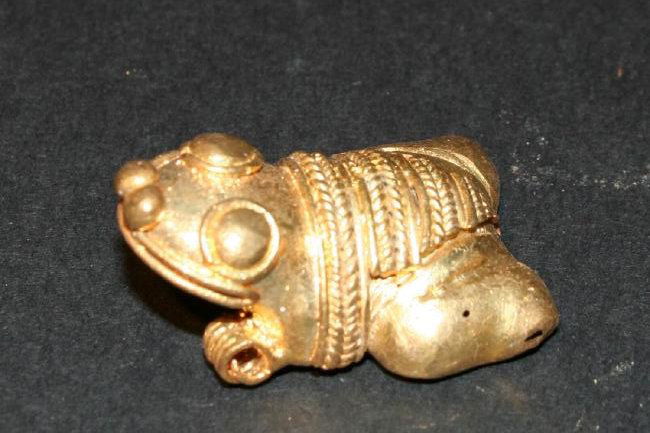 Pre-Columbian art in tumbago- Zoomorphic pendant with (1 of 5)